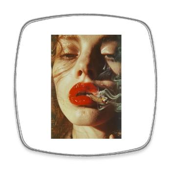 Femme fumeuse aux lèvres rouges | IA - Magnet carré - blanc - Devant
