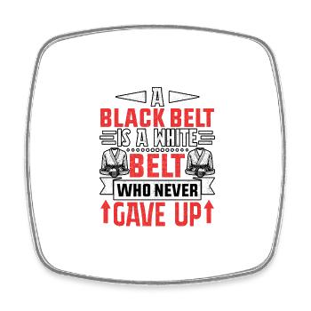 Une ceinture noire est une ceinture blanche qui n’a jamais baissé les bras - Magnet carré - blanc - Devant