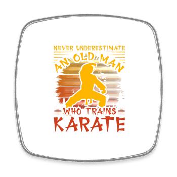 Unterschätze niemals einen alten Mann, der Karate trainiert - Viereckiger Kühlschrankmagnet - Weiß - Vorne