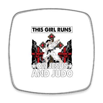 This Girl läuft auf Jesus und Judo - Viereckiger Kühlschrankmagnet - Weiß - Vorne
