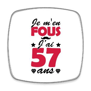 je m en fous j ai 57 ans / anniversaire 56 ans - Magnet carré - blanc - Devant