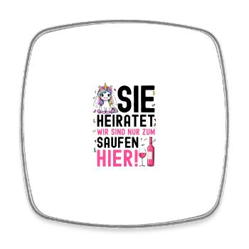 Sie Heiratet Wir Sind Nur Zum Saufen Hier - Viereckiger Kühlschrankmagnet - Weiß - Vorne