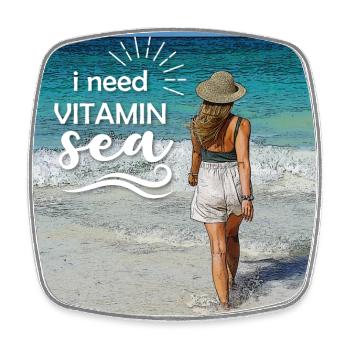 i need vitamin sea - Frau mit Hut am Strand - Viereckiger Kühlschrankmagnet - Weiß - Vorne
