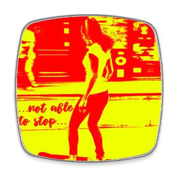 Fille faisant du skateboard dans la rue - Magnet carré - blanc - Devant