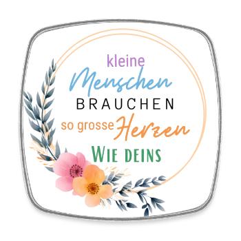 Kleine Menschen brauchen so große Herzen wie deins - Viereckiger Kühlschrankmagnet - Weiß - Vorne