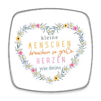 Kleine Menschen brauchen so große Herzen wie deins - Viereckiger Kühlschrankmagnet - Weiß - Vorne