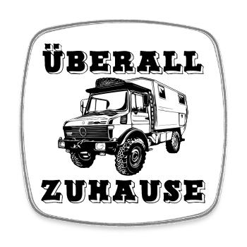 Überall zuhause - Unimog - Camping - Abenteuer - Viereckiger Kühlschrankmagnet - Weiß - Vorne