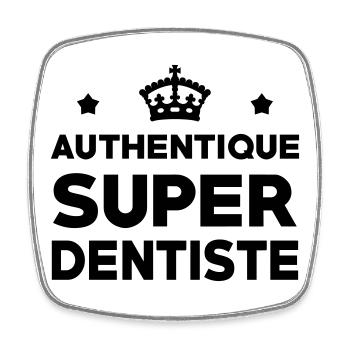 Badge Authentique Super Dentiste - Magnet carré - blanc - Devant