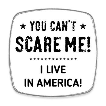 Du kannst mir keine Angst machen! Ich lebe in Amerika! (Schwarz) - Viereckiger Kühlschrankmagnet - Weiß - Vorne