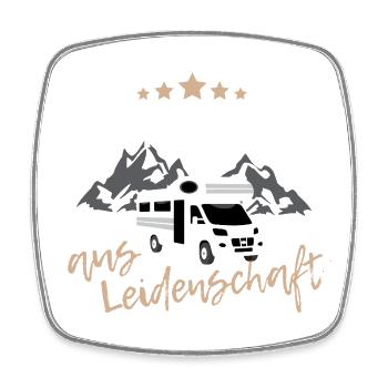 Camping aus Leidenschaft mit Wohnwagen in Berge - Viereckiger Kühlschrankmagnet - Weiß - Vorne