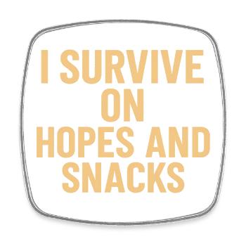 Ich überlebe von Hoffnungen und Snacks - Viereckiger Kühlschrankmagnet - Weiß - Vorne