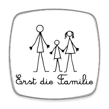 Erst die Familie - Strichmännchen Familie - Viereckiger Kühlschrankmagnet - Weiß - Vorne