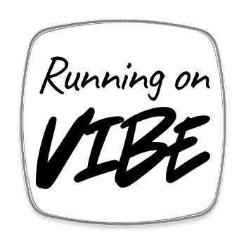 Running on Vibe – Minimalistische Typografie-Ästhetik - Viereckiger Kühlschrankmagnet - Weiß - Vorne
