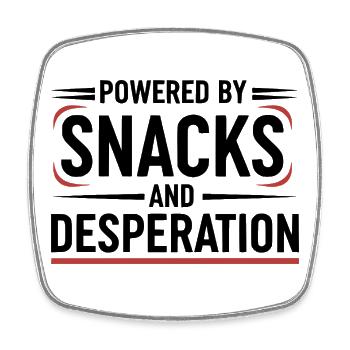 Angetrieben von Snacks und Verzweiflung - Viereckiger Kühlschrankmagnet - Weiß - Vorne