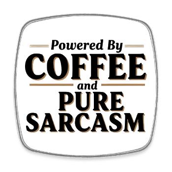 Angetrieben von Kaffee und purem Sarkasmus - Viereckiger Kühlschrankmagnet - Weiß - Vorne