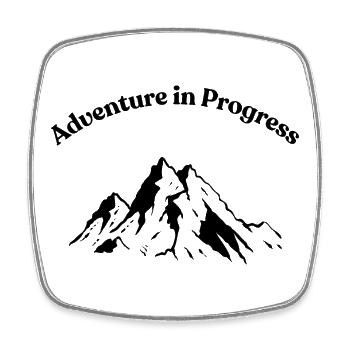 Adventure in Progress – Unterwegs - Viereckiger Kühlschrankmagnet - Weiß - Vorne