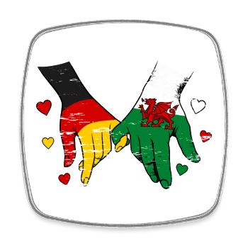 Deutschland_Wales_Flagge_Haendehalten_used - Square fridge magnet - white - Front