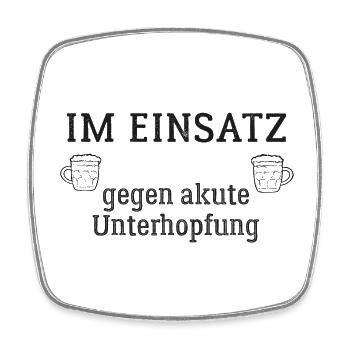 Im Einsatz gegen akute Unterhopfung - Bier, Hopfen - Viereckiger Kühlschrankmagnet - Weiß - Vorne