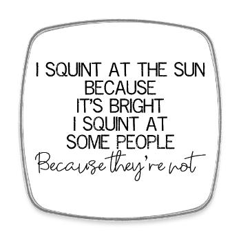 I squint at the sun because It's bright I squint - Viereckiger Kühlschrankmagnet - Weiß - Vorne