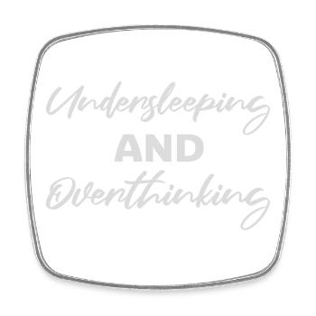 Undersleeping And Overthinking Lustig Müde Spruch - Viereckiger Kühlschrankmagnet - Weiß - Vorne
