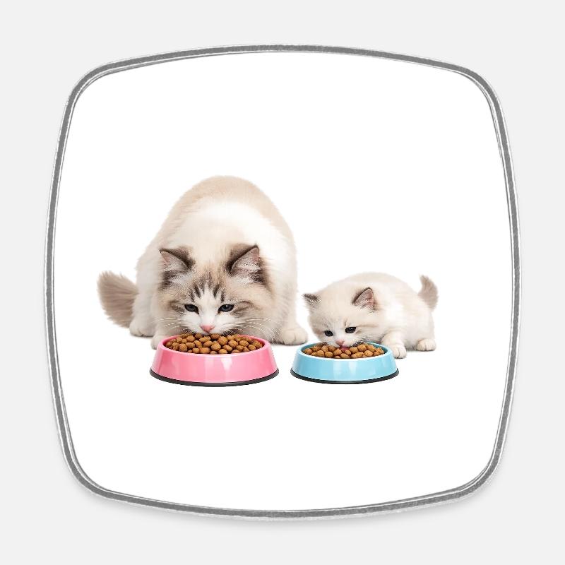 Maman chatte poupée de chiffon mange avec son chaton - Magnet carré - blanc