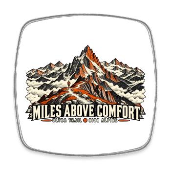 Miles Above Comfort – Alpine Trailrunning - Viereckiger Kühlschrankmagnet - Weiß - Vorne