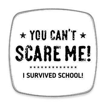 You Can’t Scare Me! I Survived School! Abschluss B - Viereckiger Kühlschrankmagnet - Weiß - Vorne