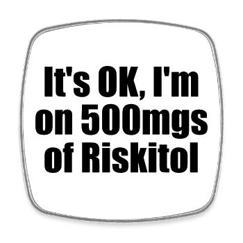 Tout va bien, je prends 500 mg de Riskitol. G drôle - Magnet carré - blanc - Devant