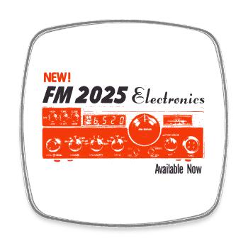 FM 2025 Electronics – Vintage Tech - Viereckiger Kühlschrankmagnet - Weiß - Vorne