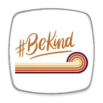 BeKind Retro Regenbogenstreifen - Viereckiger Kühlschrankmagnet - Weiß - Vorne