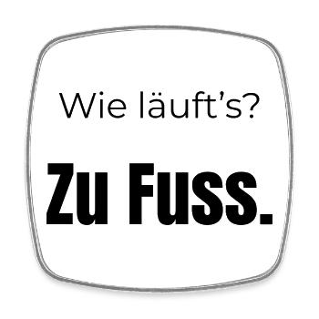 Wie läuft’s? Zu Fuß – Fun Spruch, schwarze Schrift - Viereckiger Kühlschrankmagnet - Weiß - Vorne