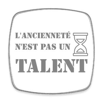 L'ancienneté n'est pas un talent. - Magnet carré - blanc - Devant