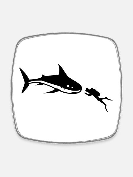 Un requin et un plongeur - Magnet carré - blanc