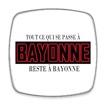 Tout se qui se passe à BAYONNE reste à bayonne - Magnet carré - blanc - Devant
