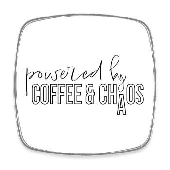 powered by coffee and chaos Kaffeejunkie Spruch - Viereckiger Kühlschrankmagnet - Weiß - Vorne