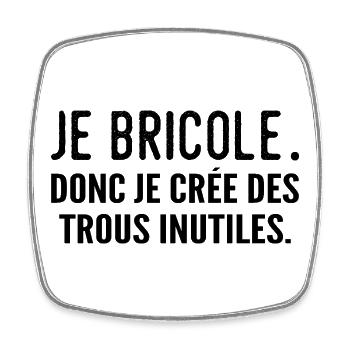 Je bricole, donc je crée des trous inutiles - Magnet carré - blanc - Devant