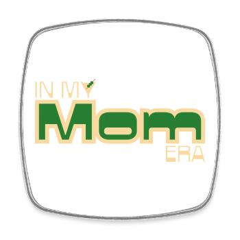 In My Mom Era – Retro Mom Statement in Green - Square fridge magnet - white - Front