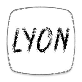 Lyon en lettres brush noir - Magnet carré - blanc - Devant