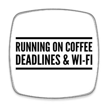 Angetrieben von Kaffee, Delays und Wi-Fi - Viereckiger Kühlschrankmagnet - Weiß - Vorne
