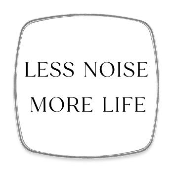 Less Noise More Life Minimal Quote Design - Viereckiger Kühlschrankmagnet - Weiß - Vorne
