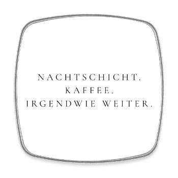 Nachtschicht Kaffee Shirt – Pflegekraft – Geschenk - Viereckiger Kühlschrankmagnet - Weiß - Vorne