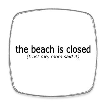 The Beach Is Closed Meme Shirt - Funny Gen Z Humor - Viereckiger Kühlschrankmagnet - Weiß - Vorne