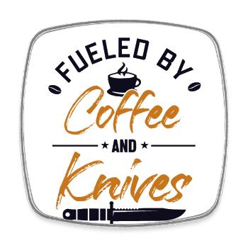 Angetrieben von Kaffee und Messern Metzgermesser Messer - Viereckiger Kühlschrankmagnet - Weiß - Vorne