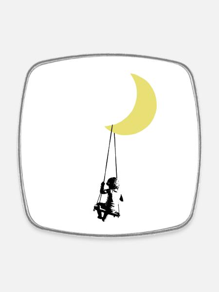 Un tout-petit se balançant sous l’art urbain de la lune - Magnet carré - blanc