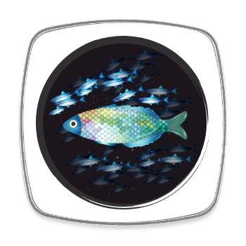 farbenfroher Fisch inmitten eines Fischschwarms - Viereckiger Kühlschrankmagnet - Weiß - Vorne