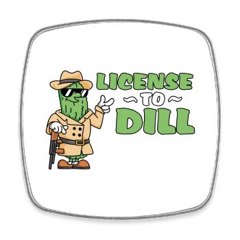 License To Dill Coole Agenten Gurke Trenchcoat - Viereckiger Kühlschrankmagnet - Weiß - Vorne