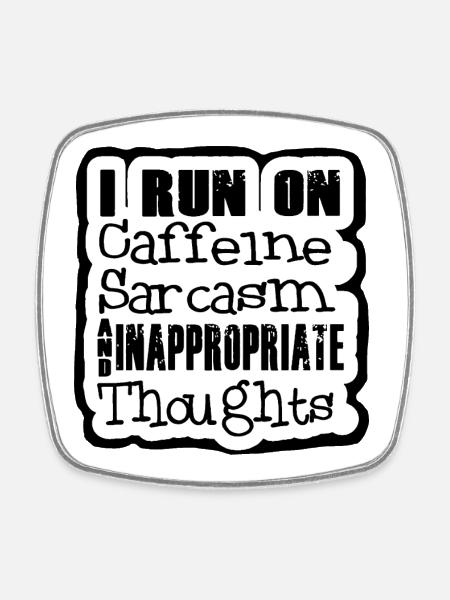 Je cours avec de la caféine et du sarcasme. Humour - Magnet carré - blanc