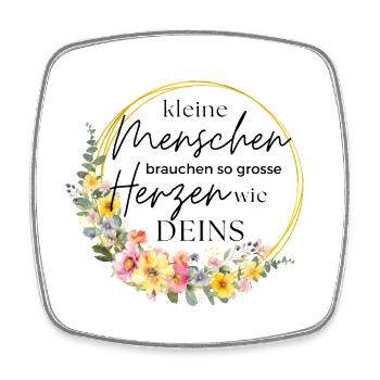 Kleine Menschen brauchen so große Herzen wie deins - Viereckiger Kühlschrankmagnet - Weiß - Vorne