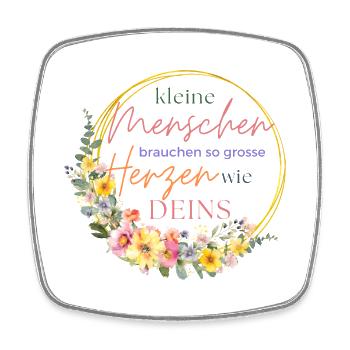 Kleine Menschen brauchen so große Herzen wie deins - Viereckiger Kühlschrankmagnet - Weiß - Vorne