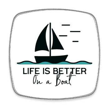 La vie est meilleure sur un bateau à voile dans un port de yacht - Magnet carré - blanc - Devant